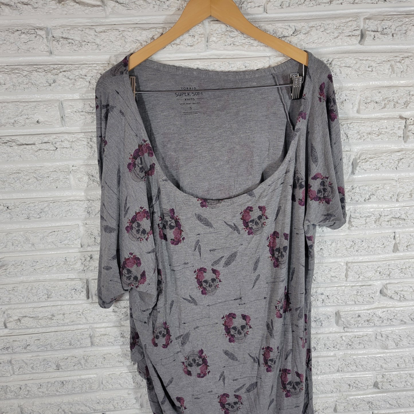 Torrid 5X Plus Size Halloween Skulls T Shirt Gray Super Soft Knit C16E