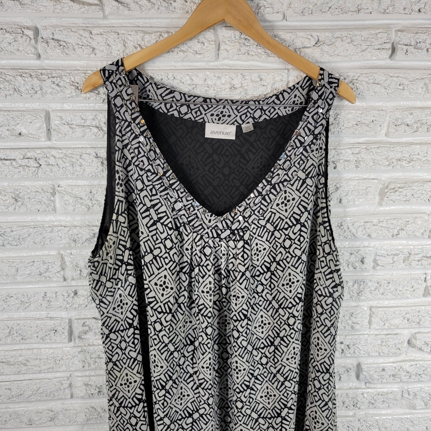 Avenue Tunic Tank Top 26 28 Black White Geometric Beaded Sequin V-Neck GEO164E