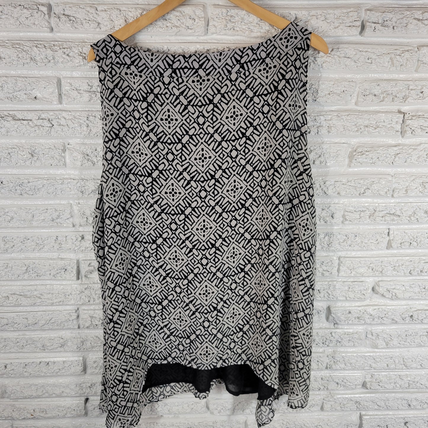 Avenue Tunic Tank Top 26 28 Black White Geometric Beaded Sequin V-Neck GEO164E