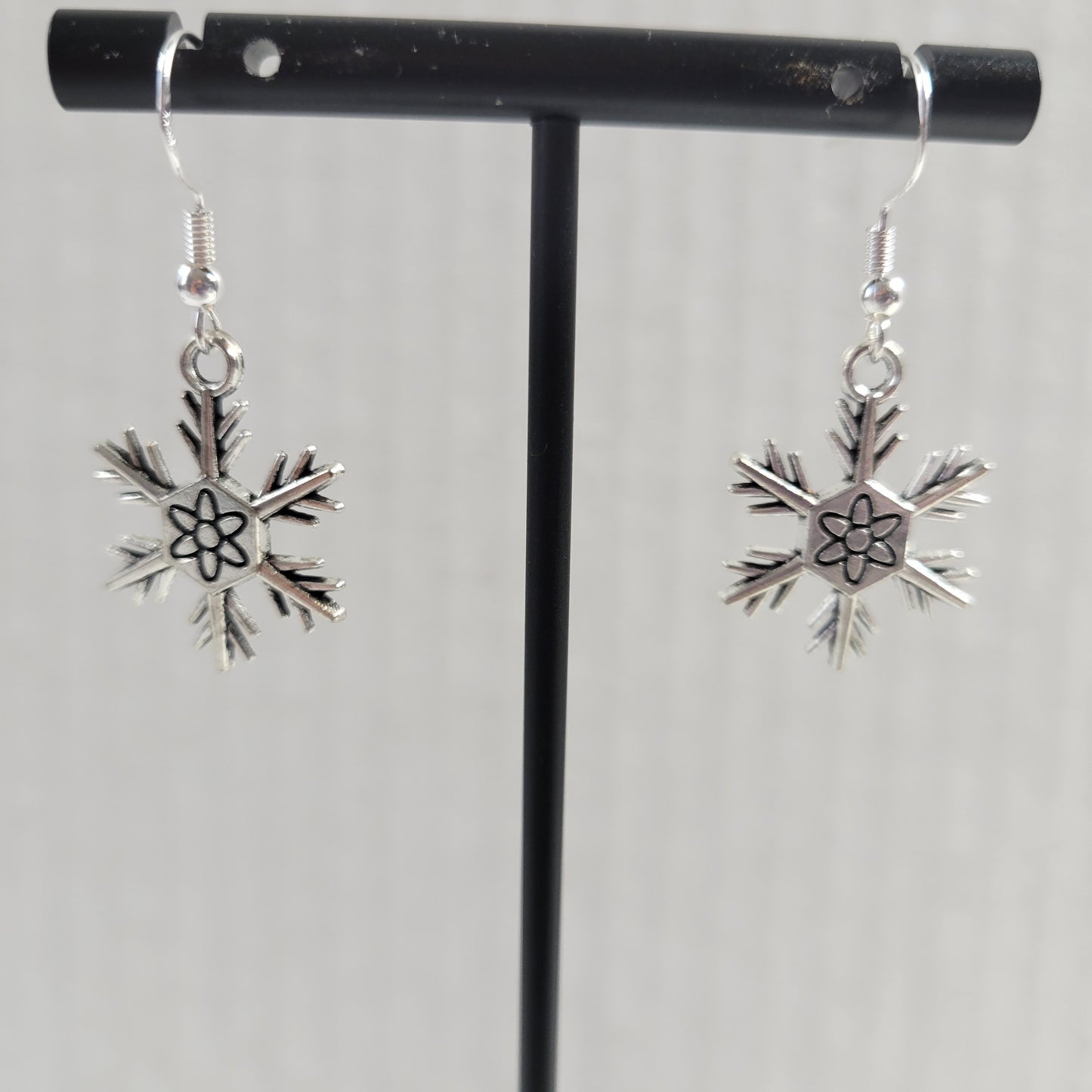 Silver Snowflake Dangle Earrings Flower Center Winter Christmas Charm Gift E146E