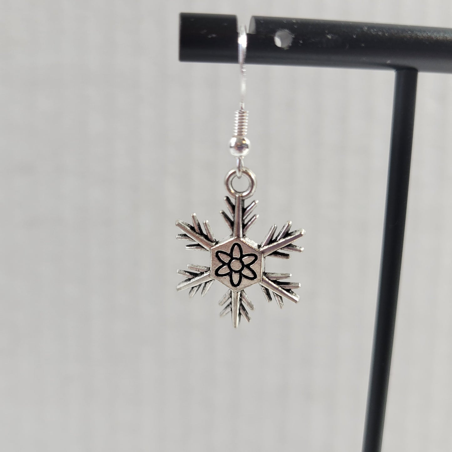 Silver Snowflake Dangle Earrings Flower Center Winter Christmas Charm Gift E146E