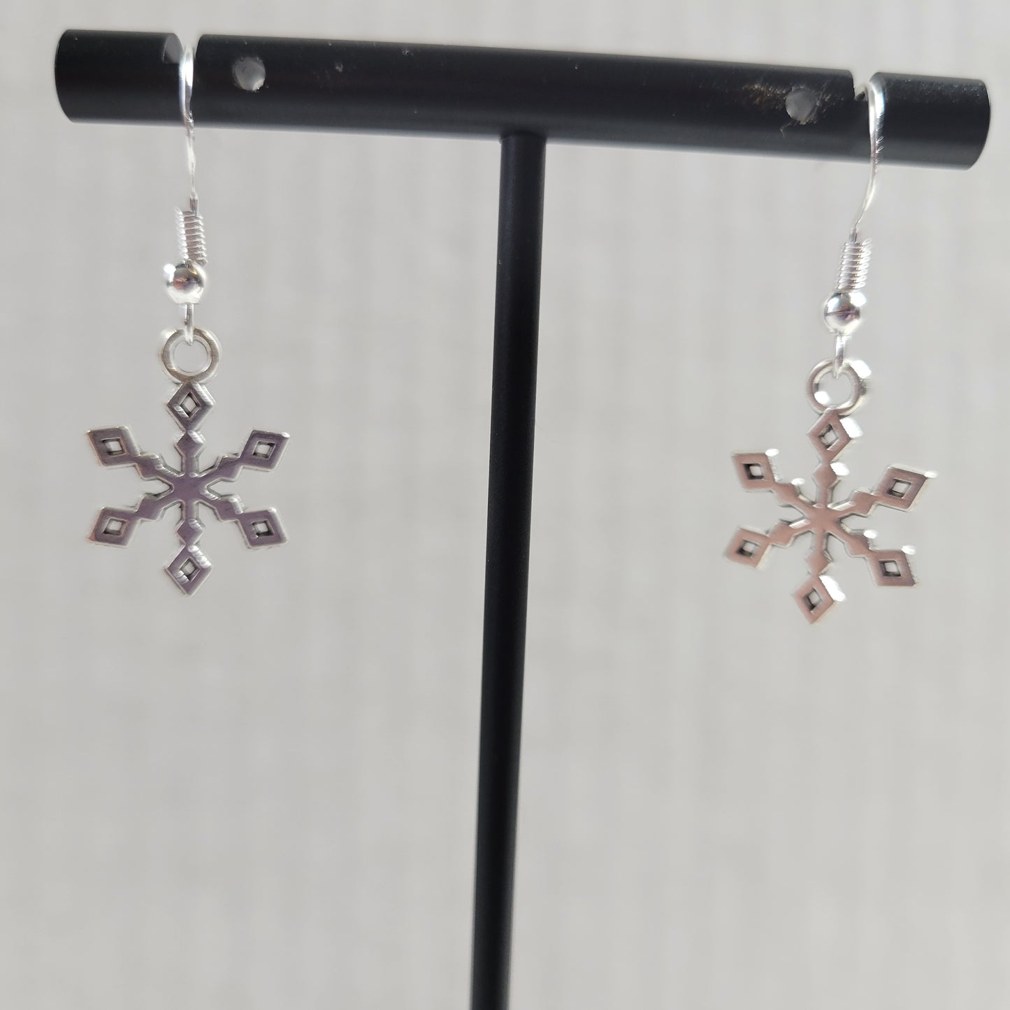 Silver Tone Snowflake Drop Earrings Winter Holiday Charm Xmas Gift Pierced E157E