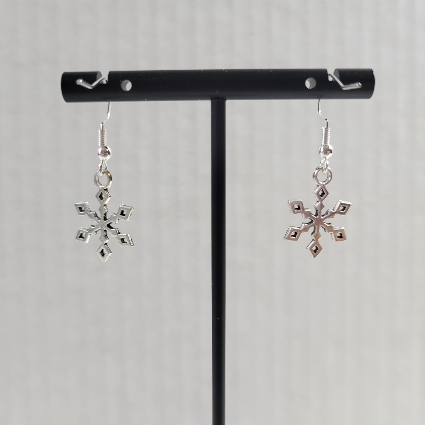 Silver Tone Snowflake Drop Earrings Winter Holiday Charm Xmas Gift Pierced E157E