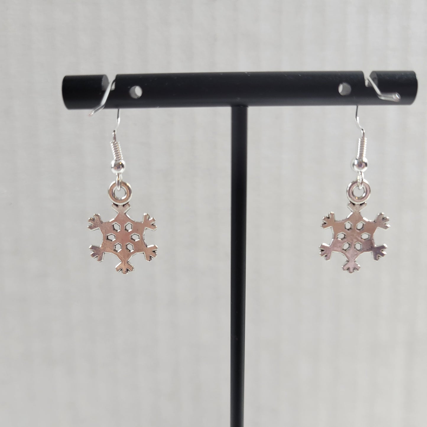 Silver Tone Snowflake Dangle Earrings Christmas Holiday Winter Jewelry E159E
