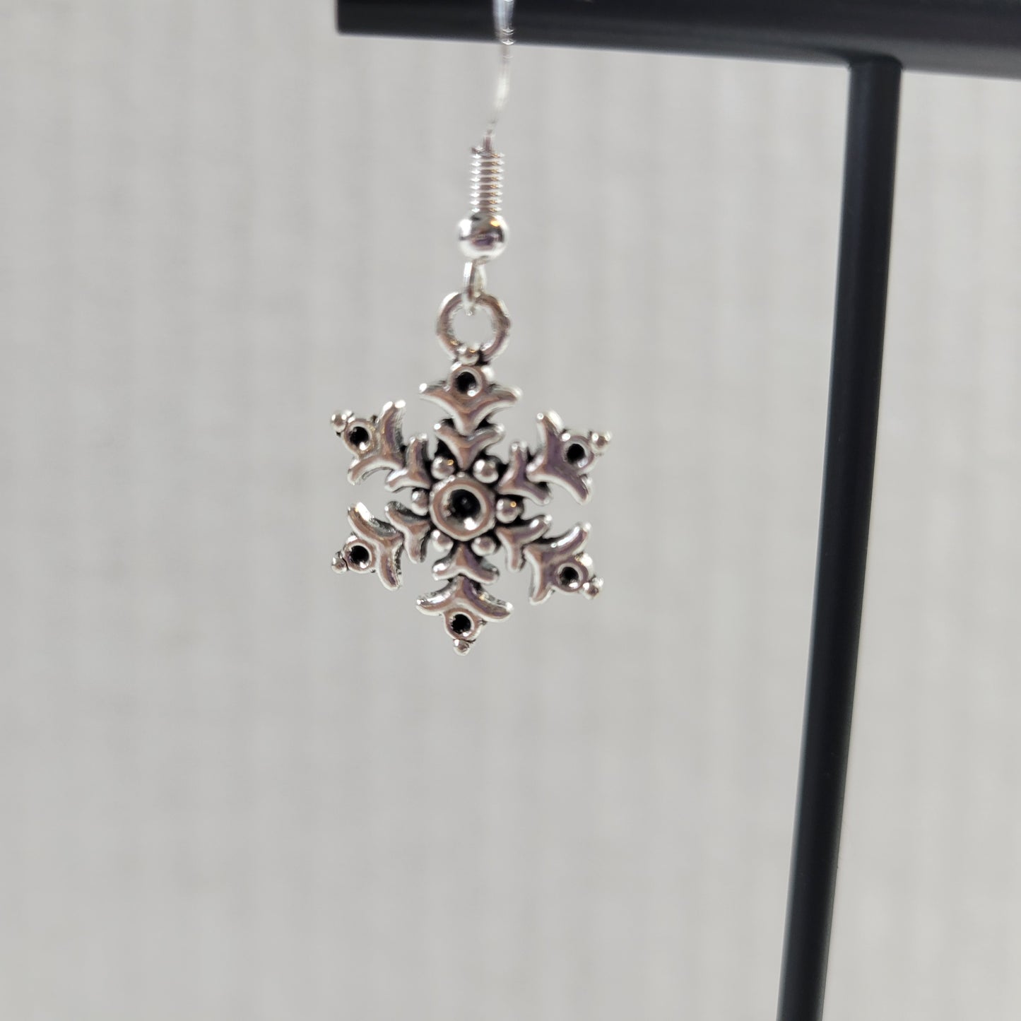 Silver Snowflake Dangle Earrings Antique Style Winter Christmas Jewelry E163E