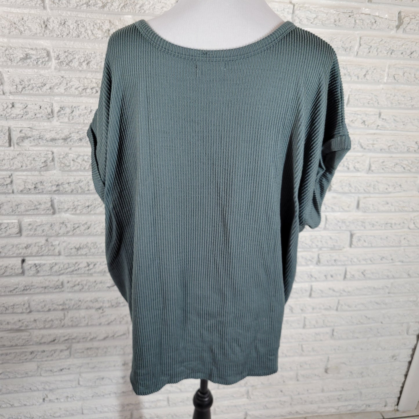 Maurices 24/7 Green Knit Top 2X Plus Crew Neck Cap Sleeve Solid Pullover GRE1XE
