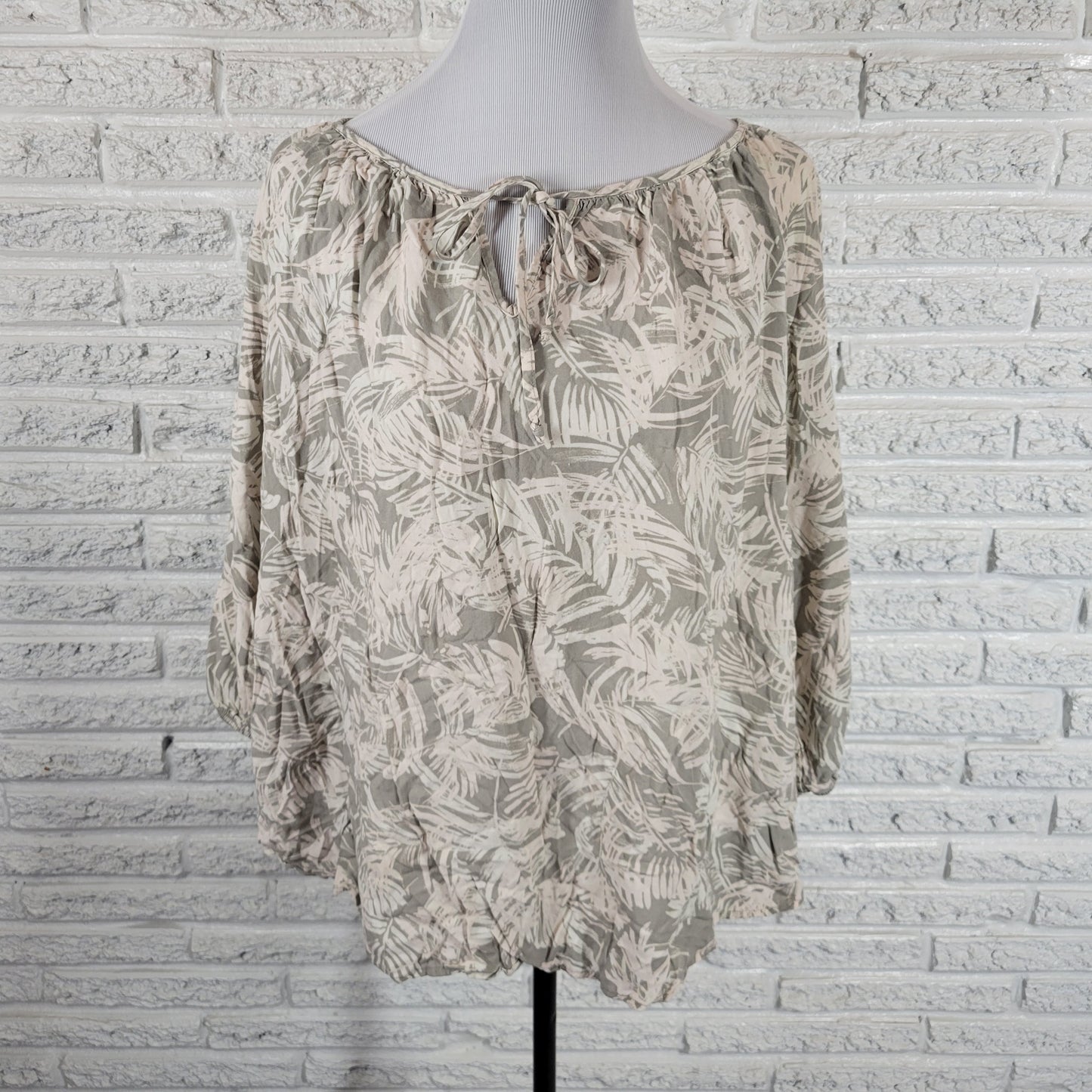Como Blu Gray White Floral Top 2X Plus Rayon Keyhole Neck Pullover Blouse FLO49E
