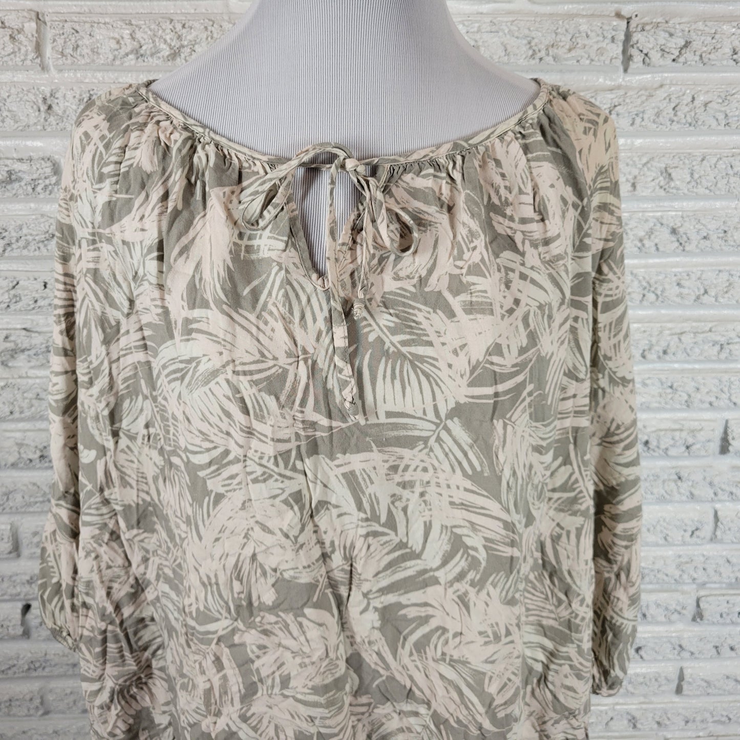 Como Blu Gray White Floral Top 2X Plus Rayon Keyhole Neck Pullover Blouse FLO49E