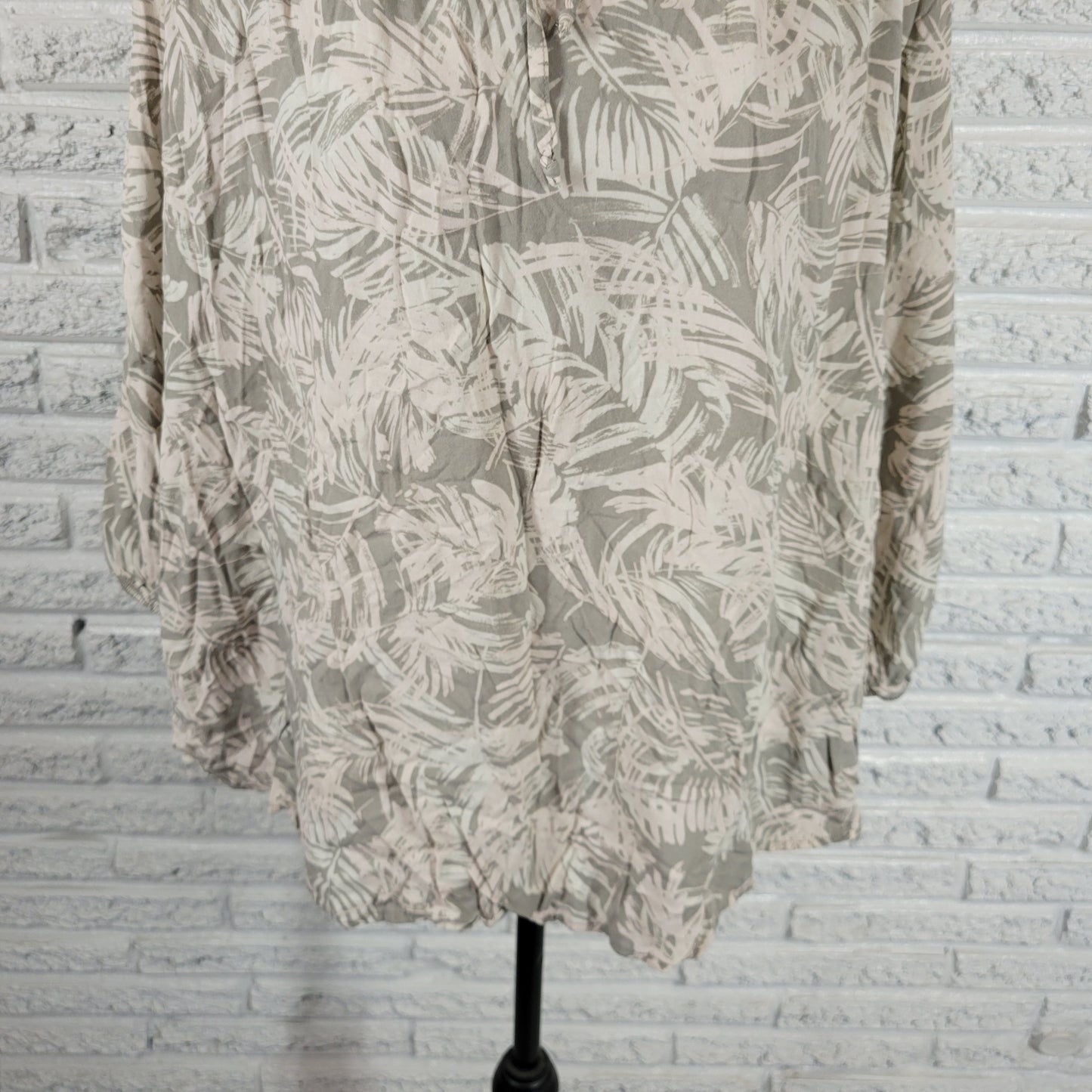 Como Blu Gray White Floral Top 2X Plus Rayon Keyhole Neck Pullover Blouse FLO49E
