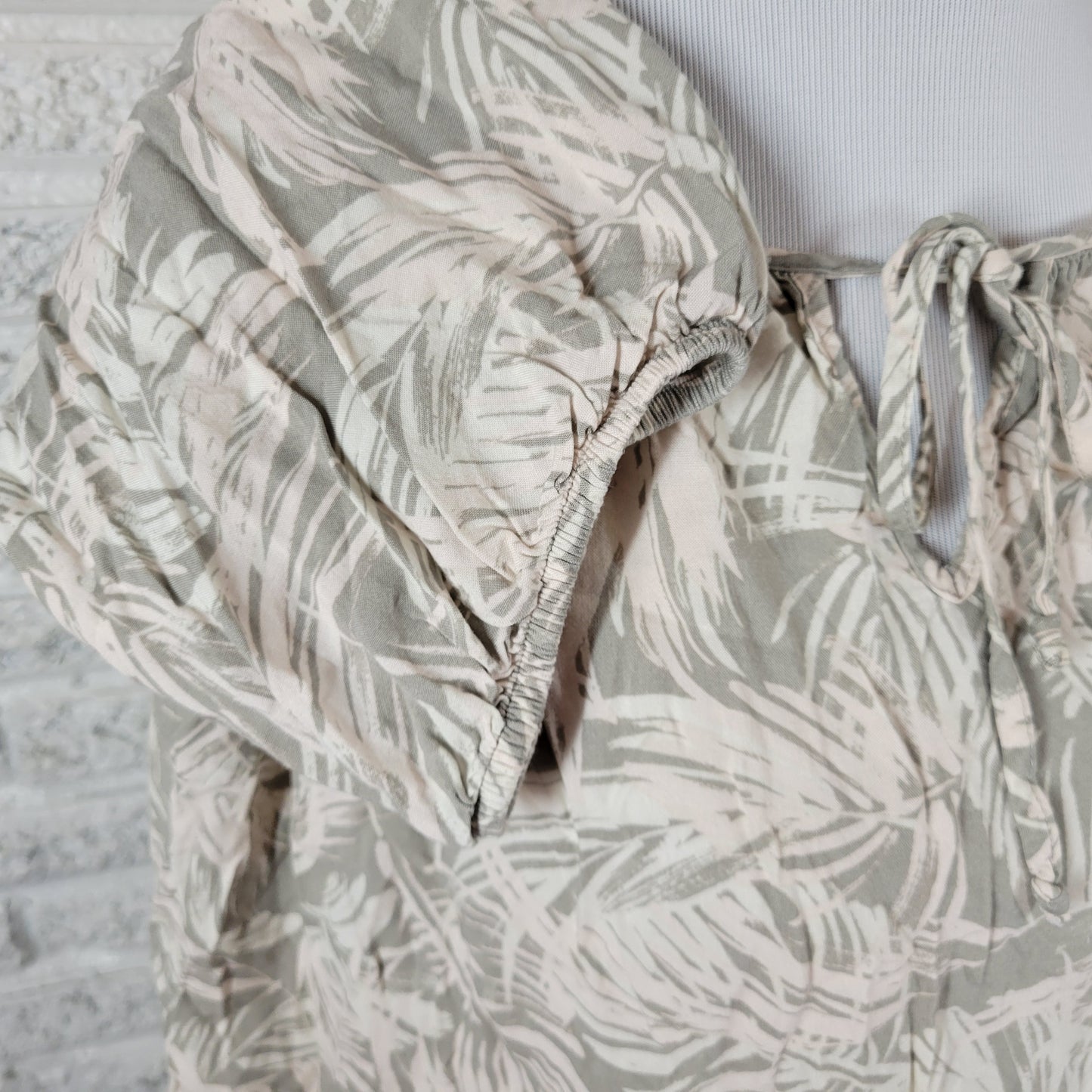 Como Blu Gray White Floral Top 2X Plus Rayon Keyhole Neck Pullover Blouse FLO49E
