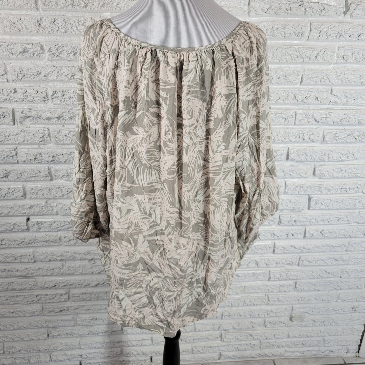 Como Blu Gray White Floral Top 2X Plus Rayon Keyhole Neck Pullover Blouse FLO49E