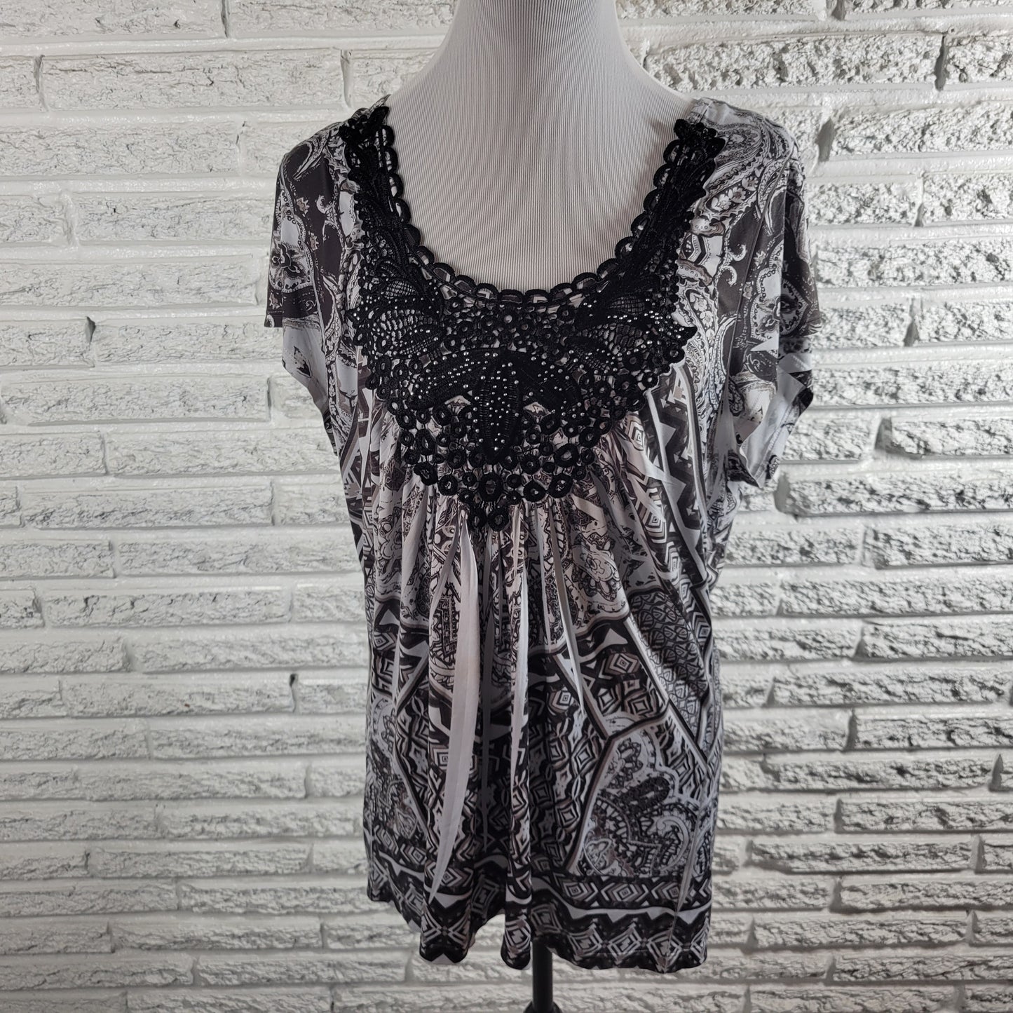 Energe XL Tunic Gray Black Geometric Flutter Sleeve Lace Trim Studded GEO178E