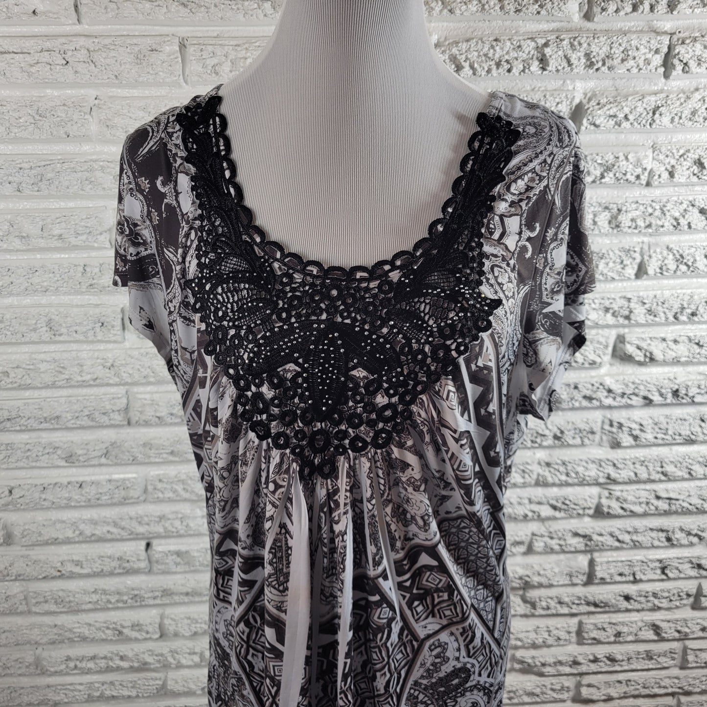 Energe XL Tunic Gray Black Geometric Flutter Sleeve Lace Trim Studded GEO178E
