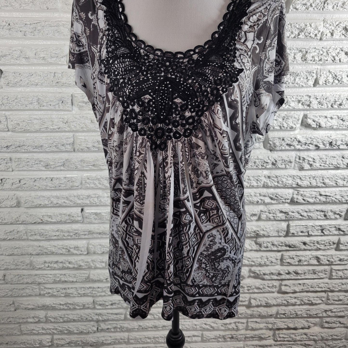 Energe XL Tunic Gray Black Geometric Flutter Sleeve Lace Trim Studded GEO178E