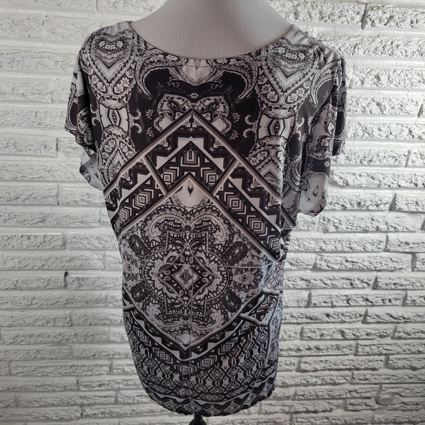 Energe XL Tunic Gray Black Geometric Flutter Sleeve Lace Trim Studded GEO178E