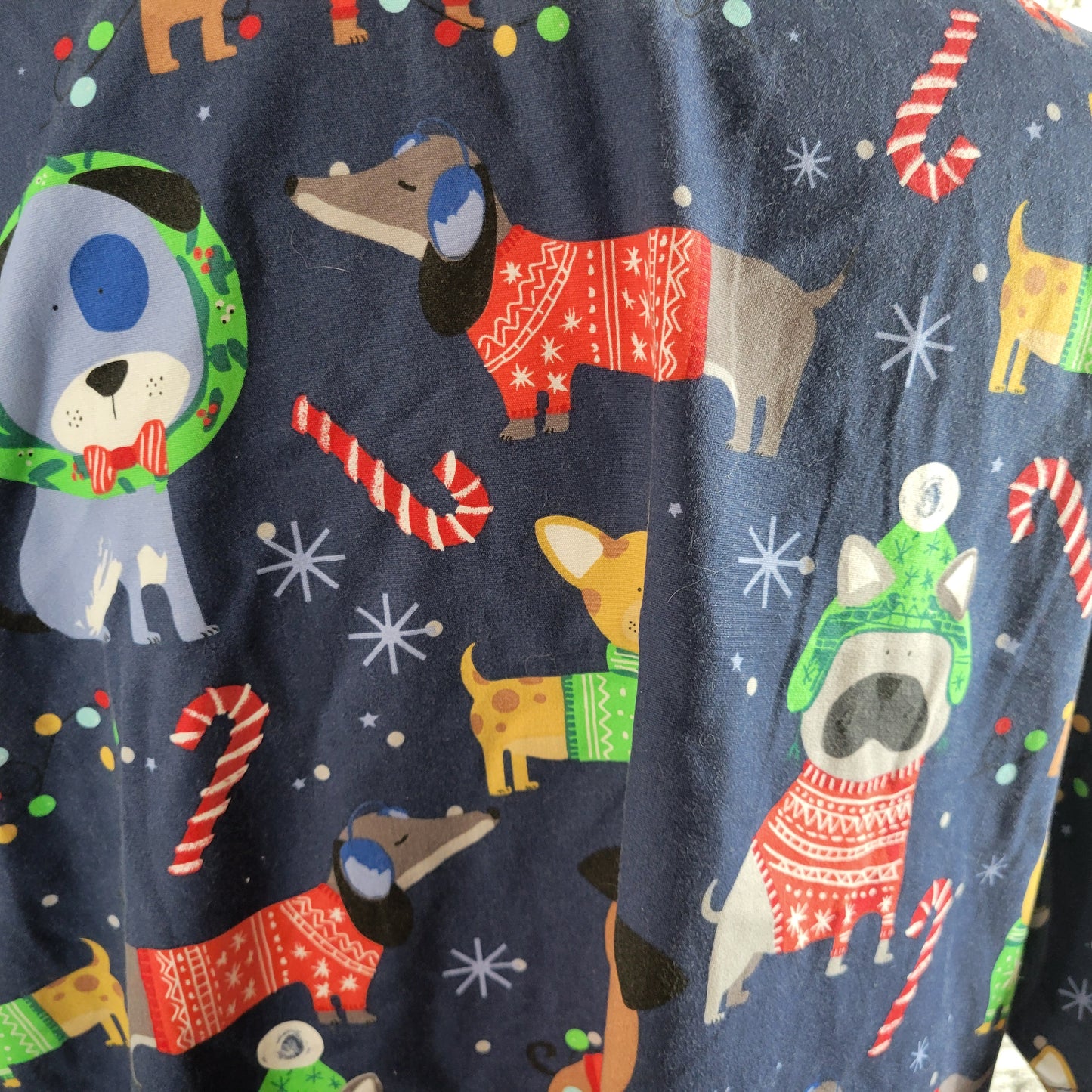 Butter-Soft Christmas Dogs Scrub Top XL Navy Blue Holiday V-Neck NOV118E