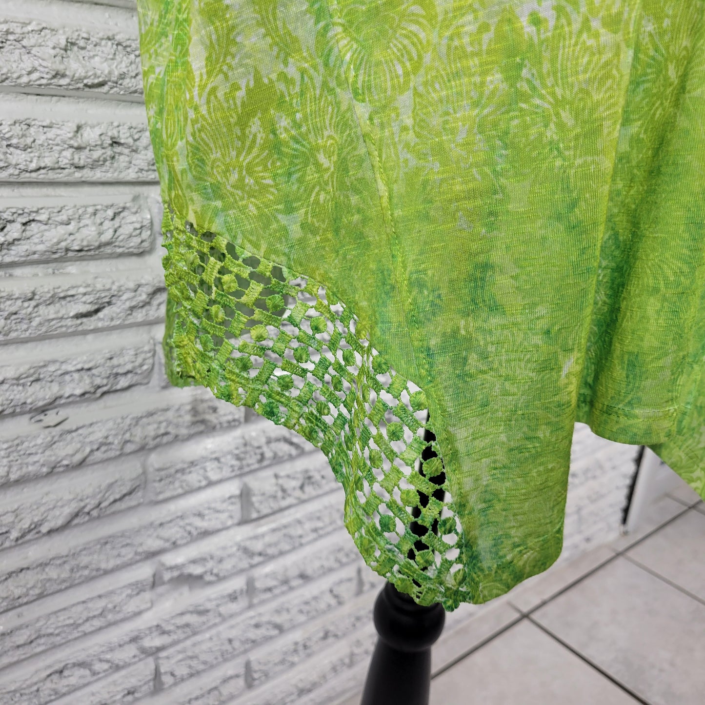 Time and Tru Womens Tee XXL 20 Blue Green Watercolor Lace Hem Rhinestone WAT68E