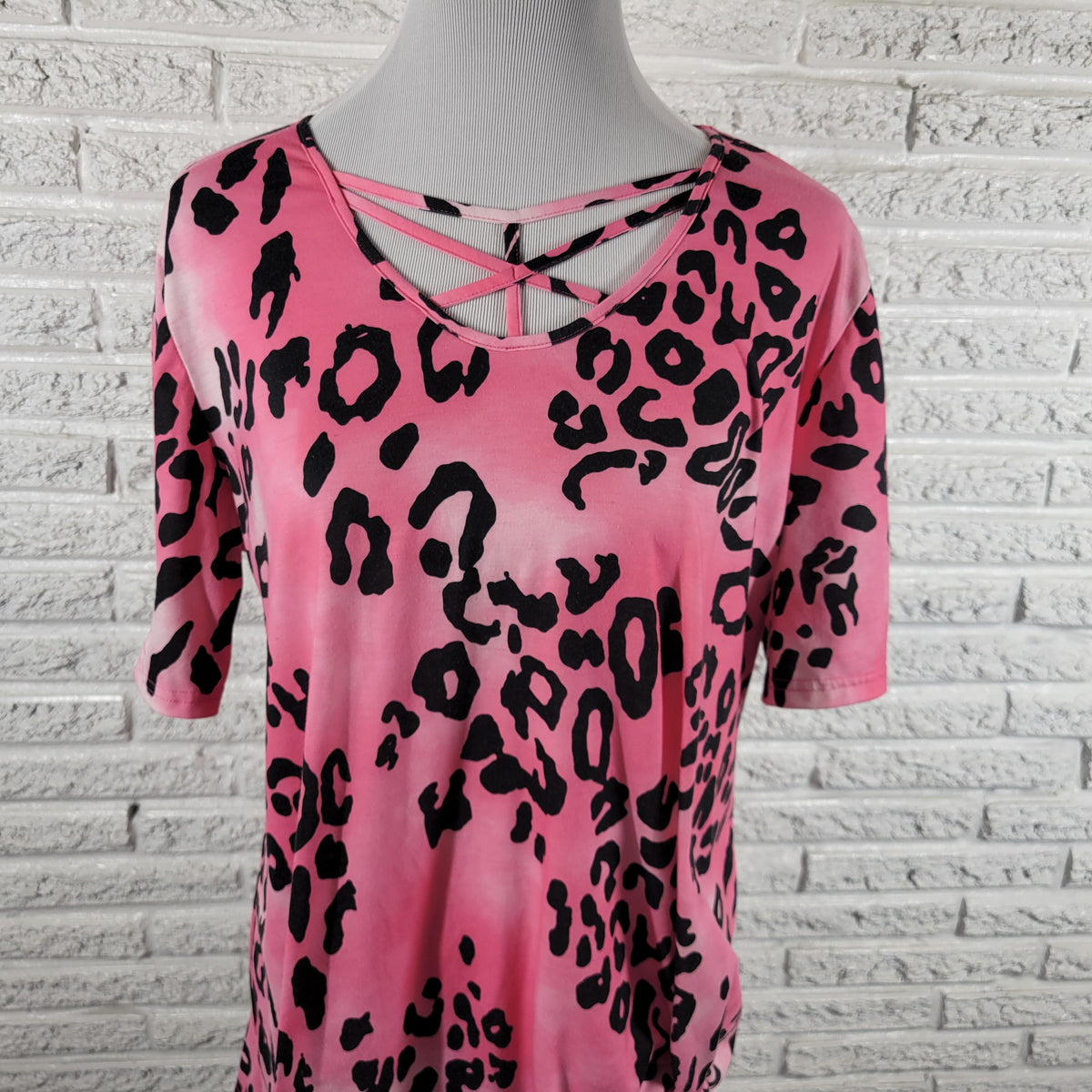 Southern Stitch Womens Tee XL Pink Animal Print Lattice Neck Gathered Hem ANI61E