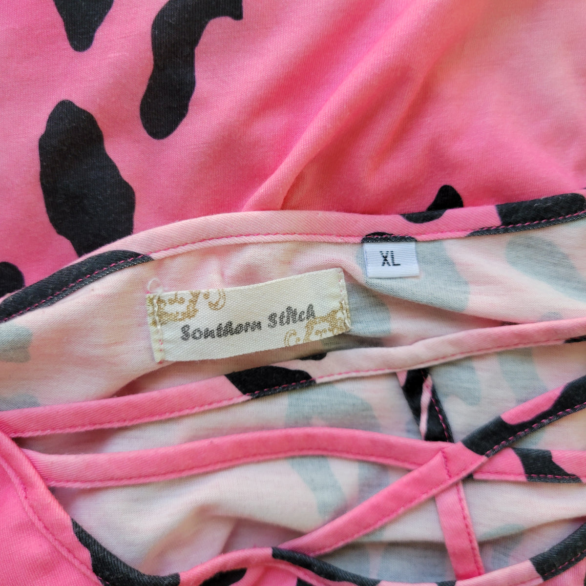 Southern Stitch Womens Tee XL Pink Animal Print Lattice Neck Gathered Hem ANI61E