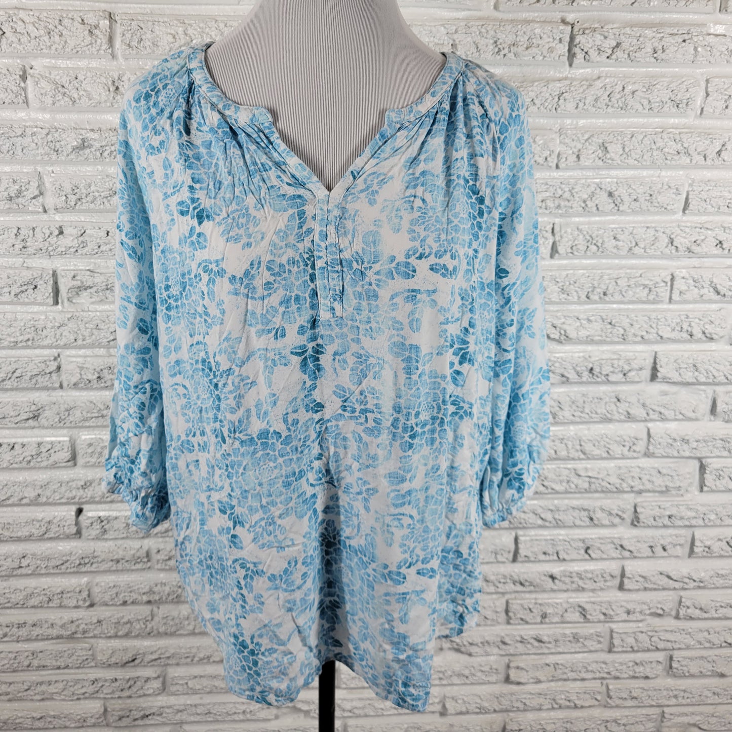 Sonoma Womens Top XL Blue White Floral Rayon Blouse V-Neck 3/4 Sleeve FLO274XE