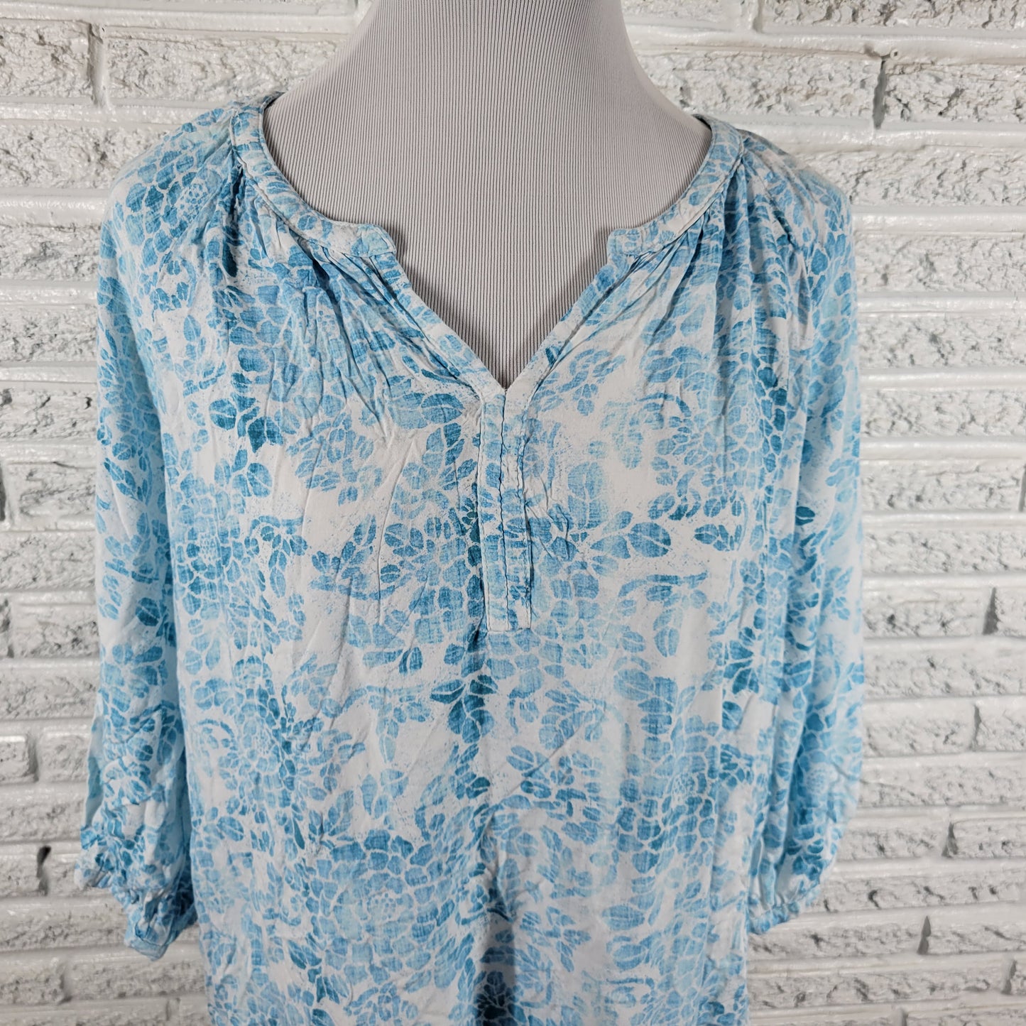Sonoma Womens Top XL Blue White Floral Rayon Blouse V-Neck 3/4 Sleeve FLO274XE