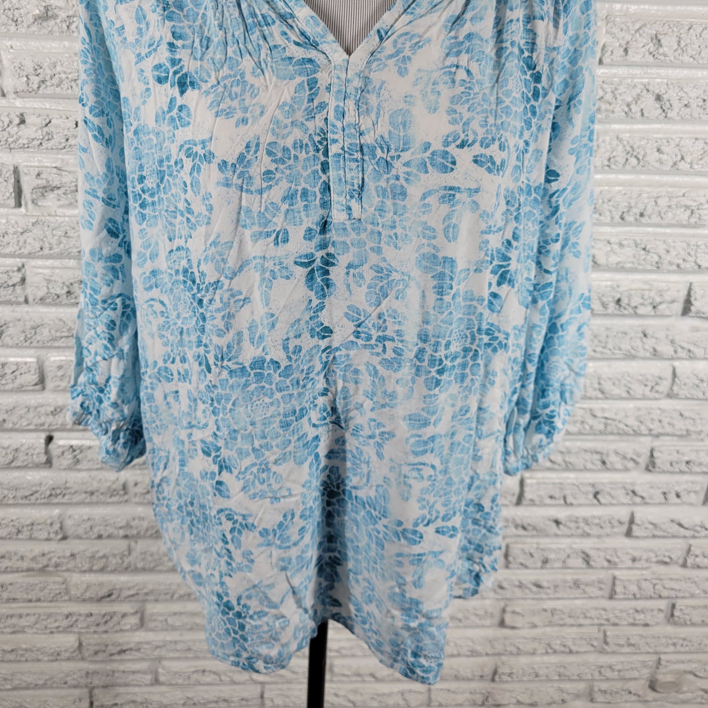 Sonoma Womens Top XL Blue White Floral Rayon Blouse V-Neck 3/4 Sleeve FLO274XE