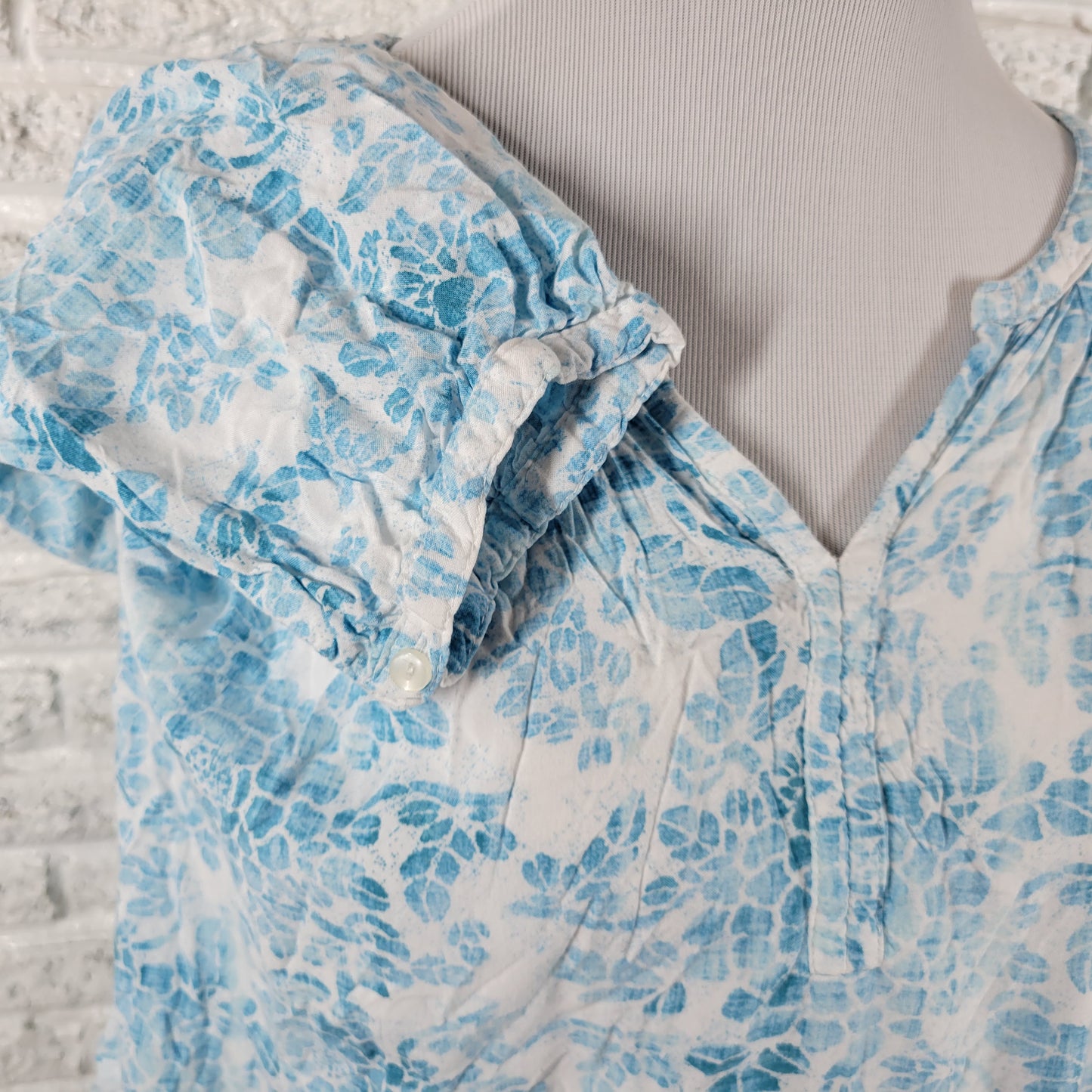 Sonoma Womens Top XL Blue White Floral Rayon Blouse V-Neck 3/4 Sleeve FLO274XE