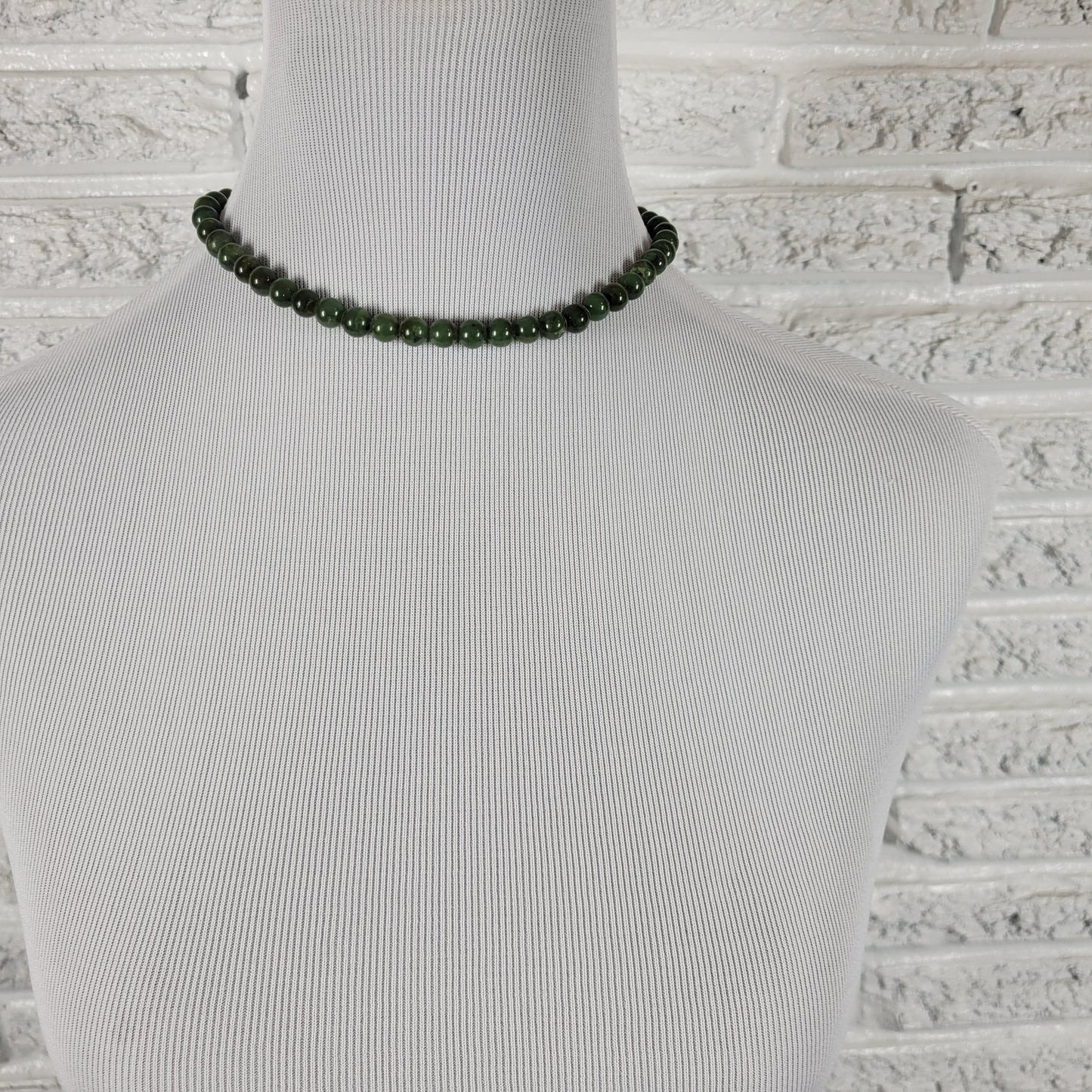 Vintage Dark Green Jade Beaded Choker Necklace 16 In Barrel Screw Clasp N36E
