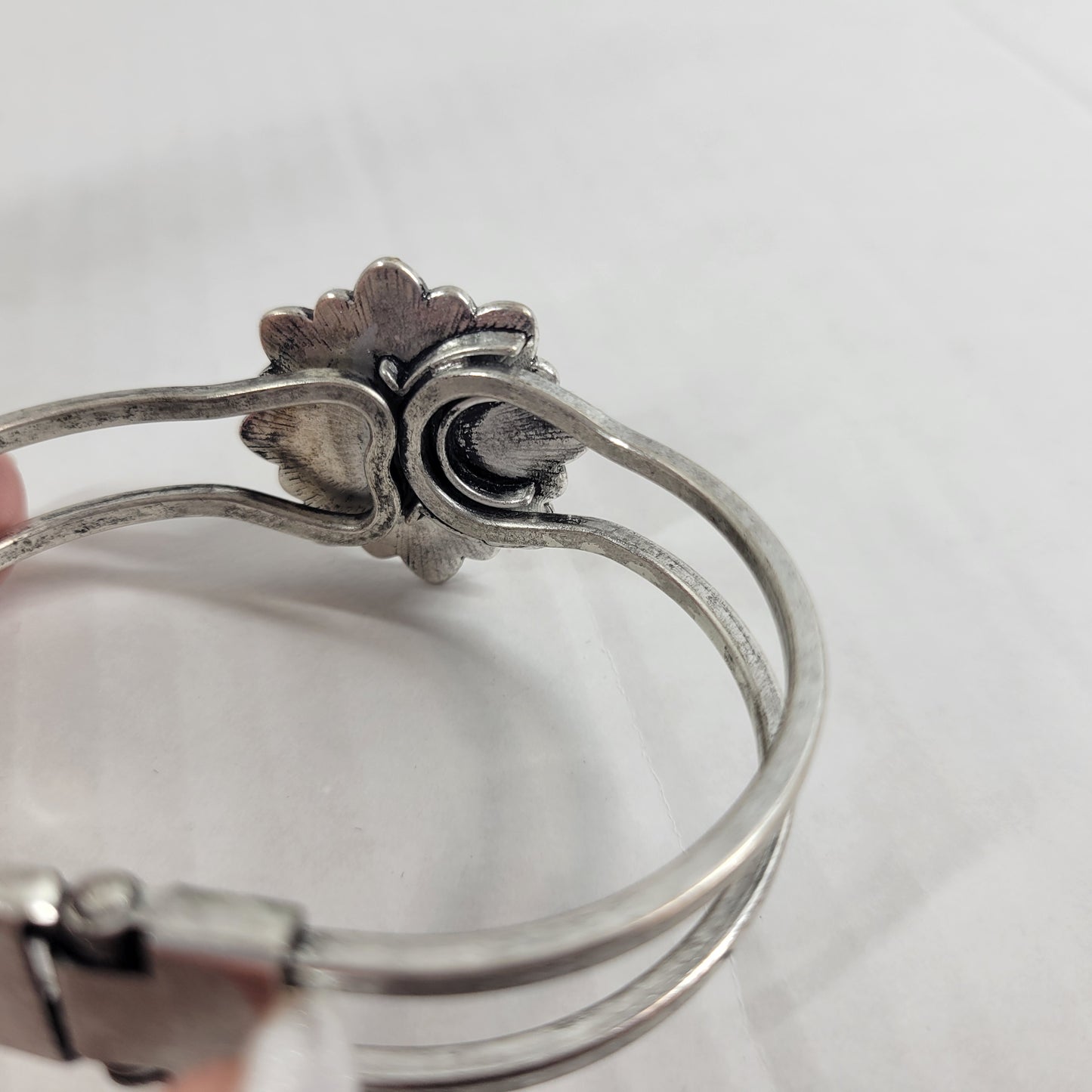 Silver Tone Faux Pearl Rhinestone Flower Hinge Bangle Bracelet Cabochon B23E