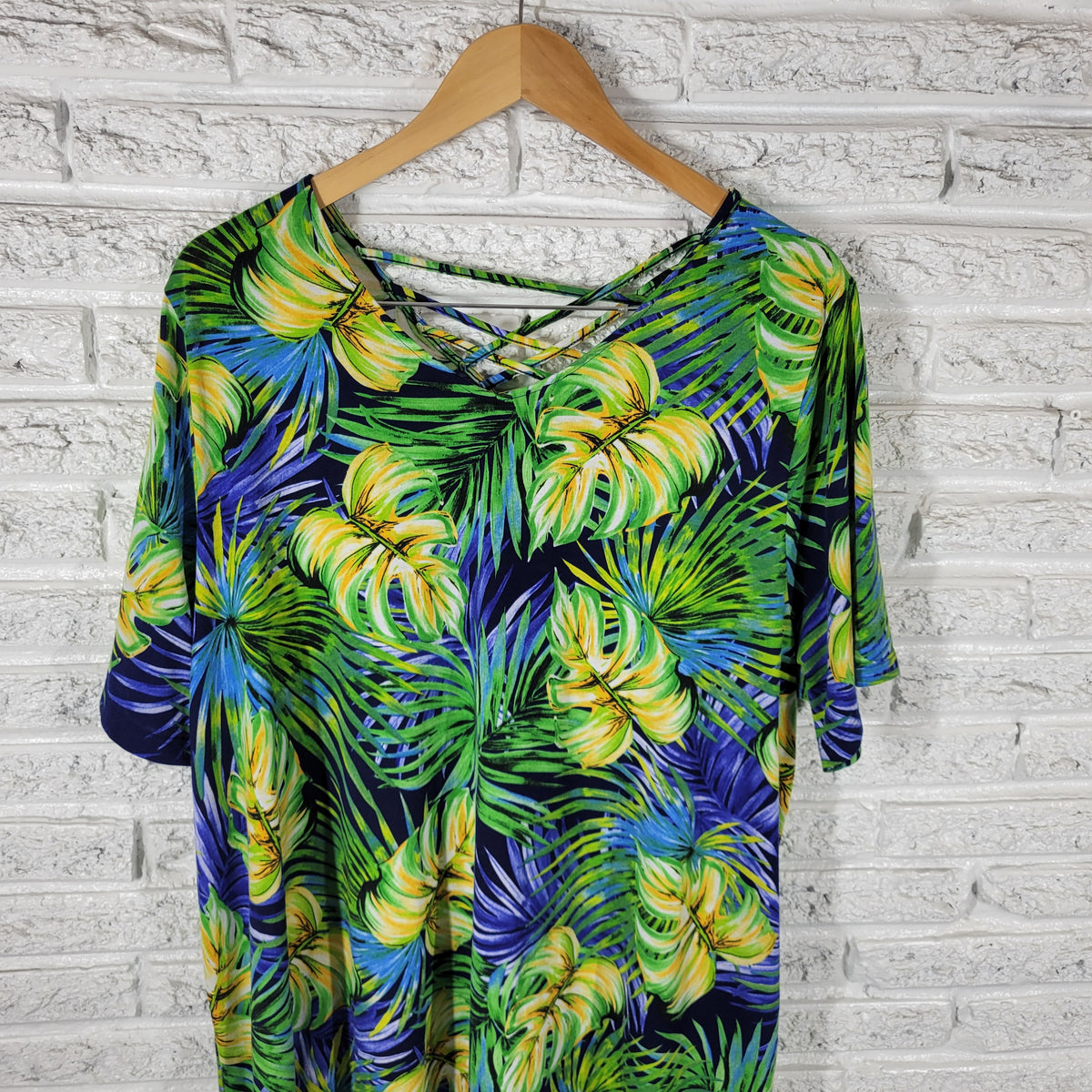 Catherines Women 1X Tunic Tee Top Short Sleeve Floral Back Keyhole FLO51XE