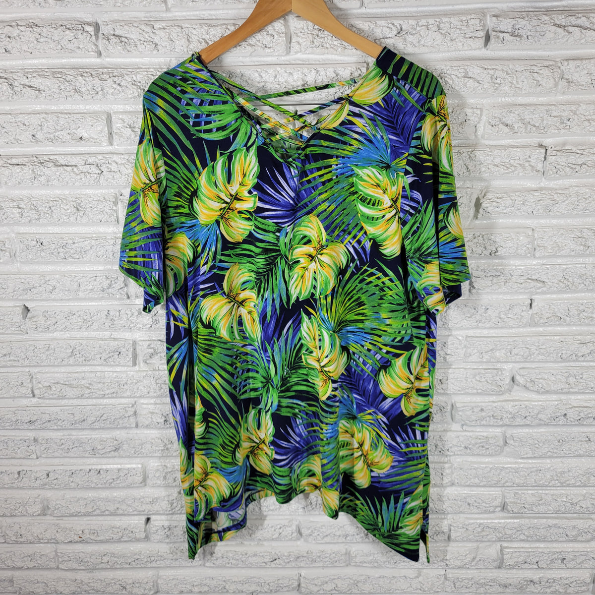 Catherines Women 1X Tunic Tee Top Short Sleeve Floral Back Keyhole FLO51XE