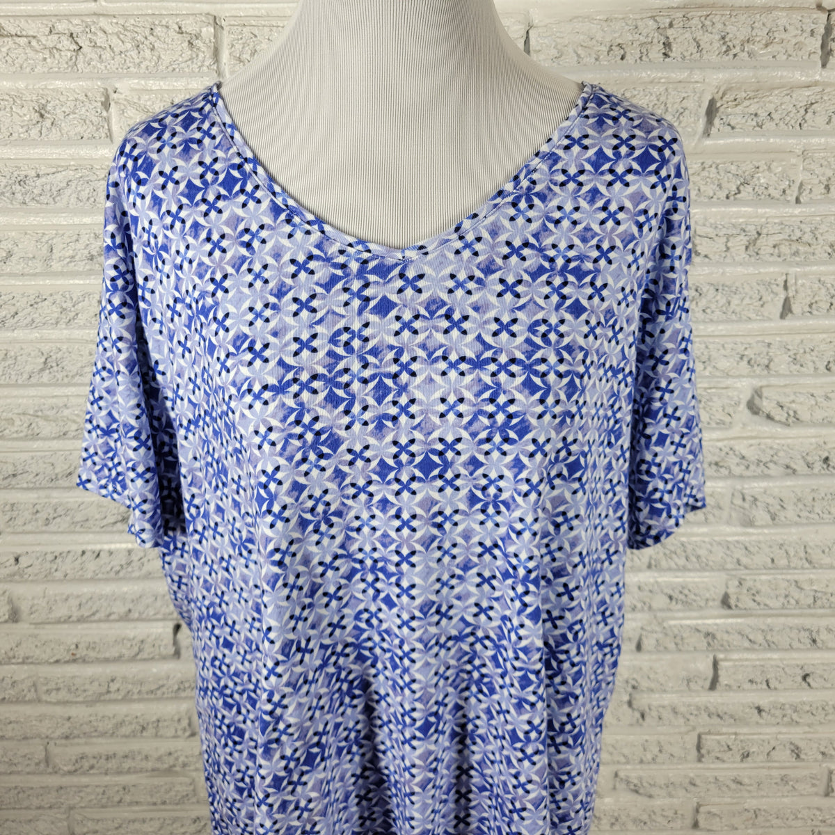 Croft & Barrow Classic Tee 2X Blue White Geometric V-Neck Cotton Knit GEO176E
