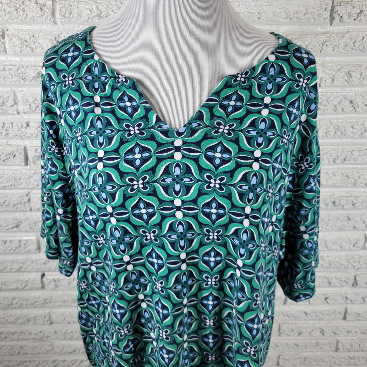 Croft & Barrow Green Geometric V-Neck T-Shirt Women Plus Size 2X GEO203E