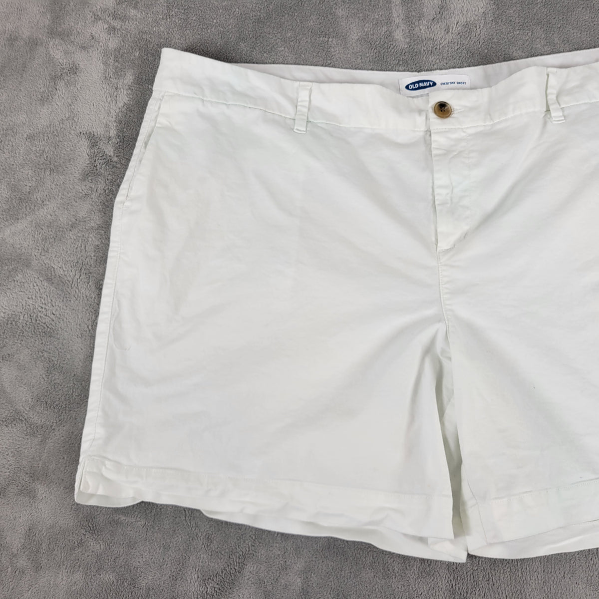 Old Navy Everyday Women 22 White Shorts Cotton Stretch 6.5 Inseam Pockets WHI30E