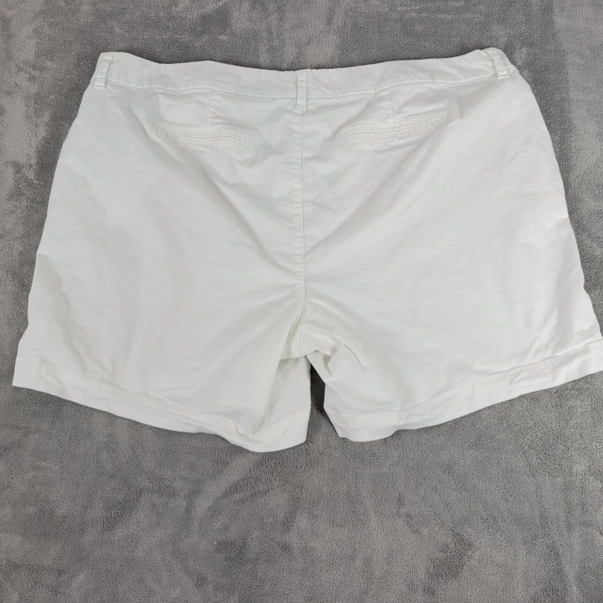 Old Navy Everyday Women 22 White Shorts Cotton Stretch 6.5 Inseam Pockets WHI30E
