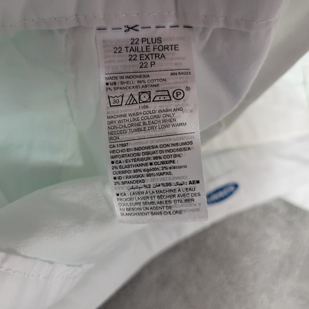 Old Navy Everyday Women 22 White Shorts Cotton Stretch 6.5 Inseam Pockets WHI30E