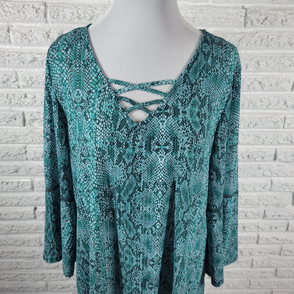 Dana Buchman Blouse XL Green Watercolor Criss Cross Neck Bell Crochet Sleeve WAT108E