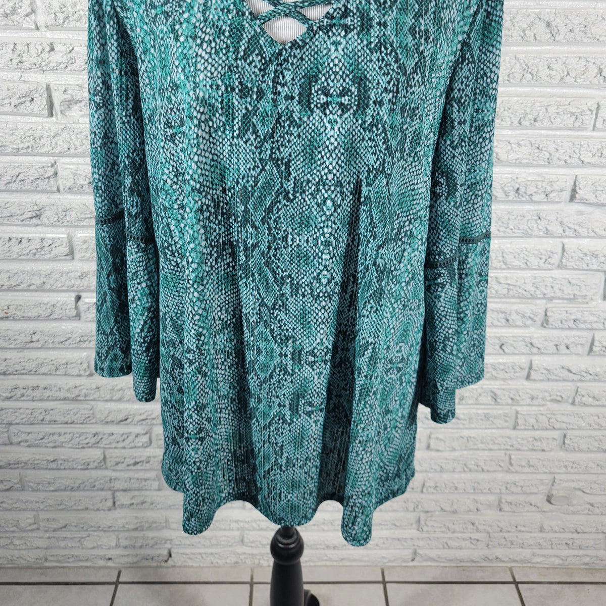 Dana Buchman Blouse XL Green Watercolor Criss Cross Neck Bell Crochet Sleeve WAT108E