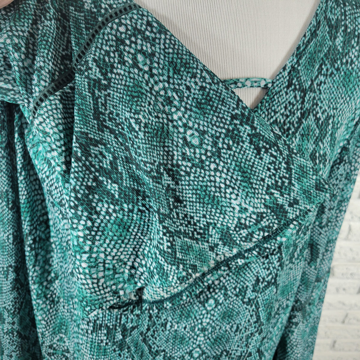 Dana Buchman Blouse XL Green Watercolor Criss Cross Neck Bell Crochet Sleeve WAT108E