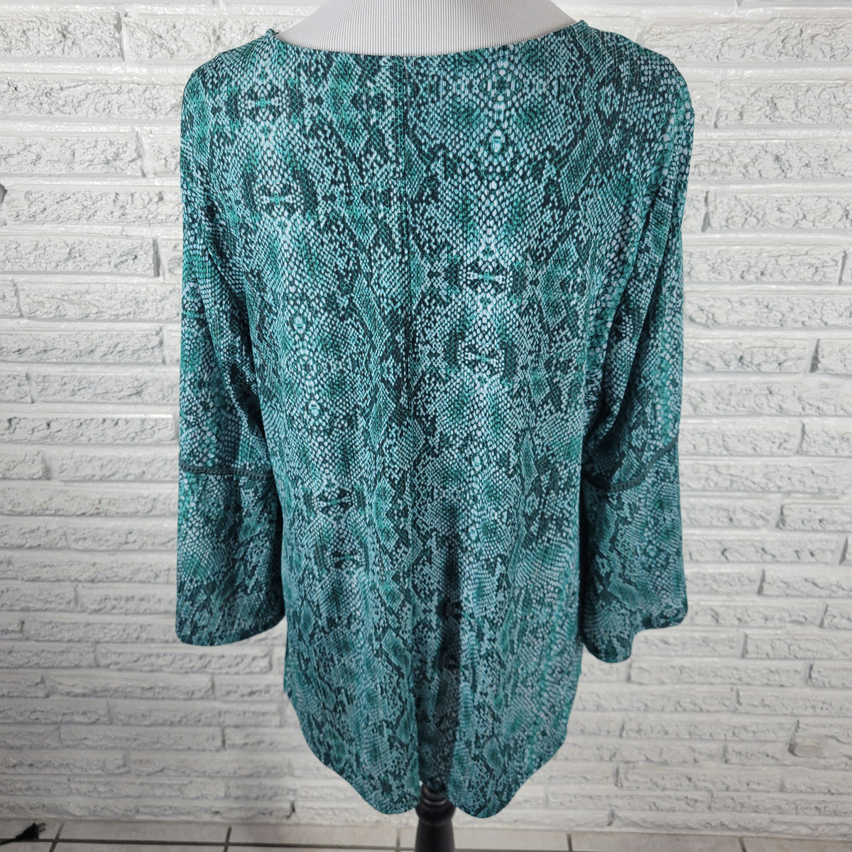 Dana Buchman Blouse XL Green Watercolor Criss Cross Neck Bell Crochet Sleeve WAT108E