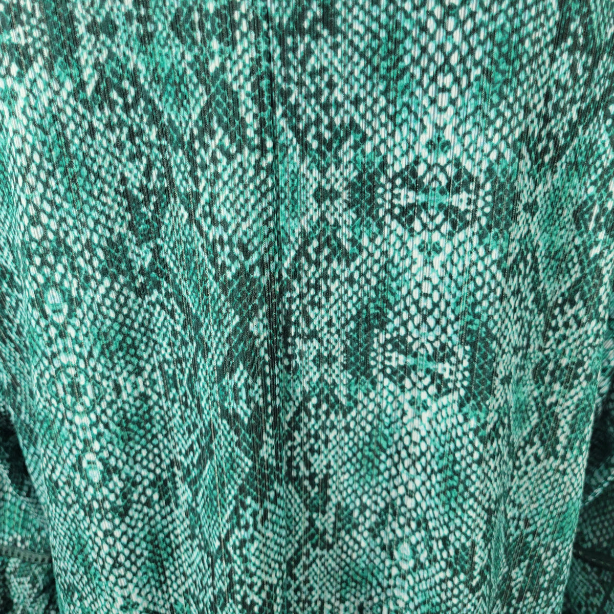 Dana Buchman Blouse XL Green Watercolor Criss Cross Neck Bell Crochet Sleeve WAT108E