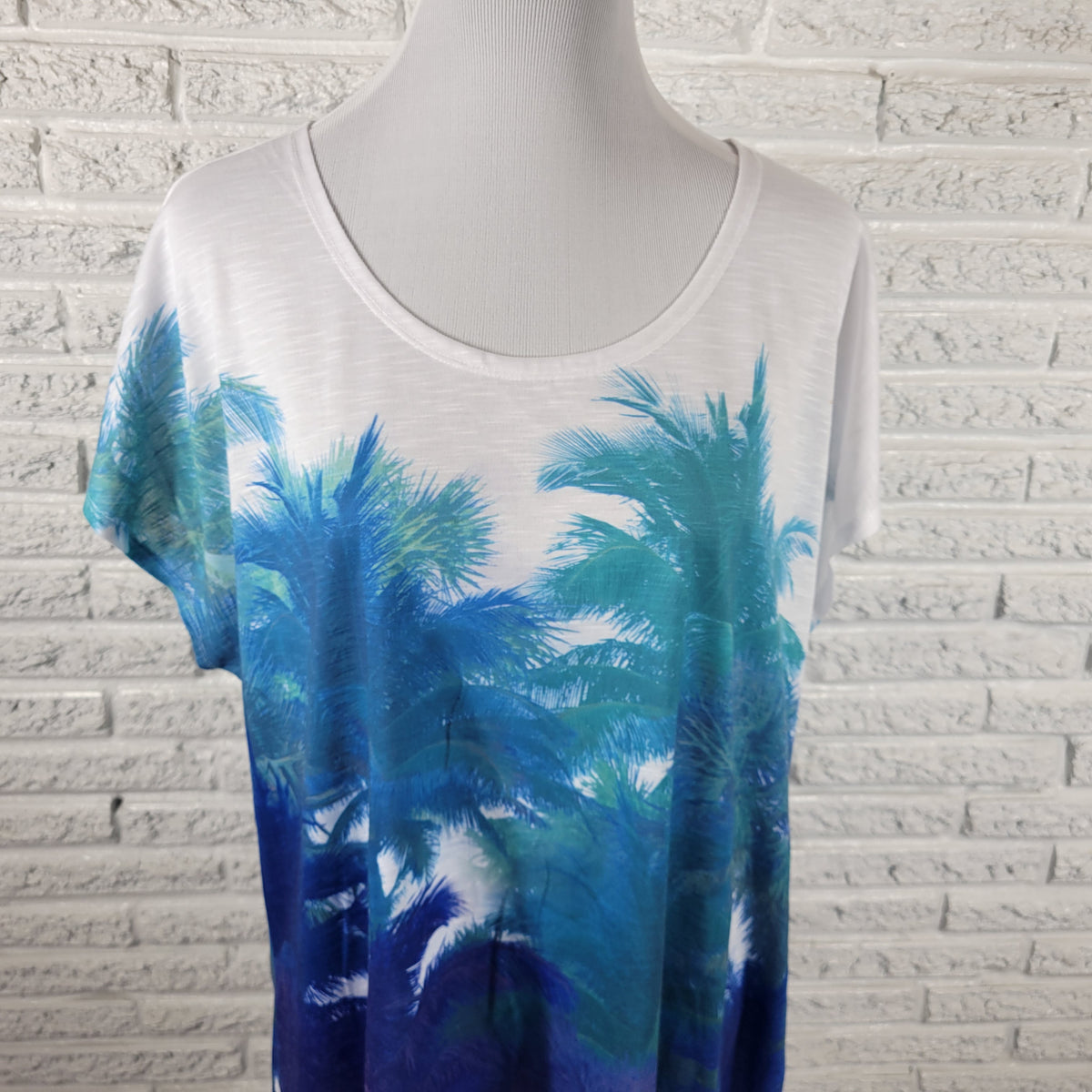 Sun Bay 1X Plus Blue Floral Palm Tree Tee Shirt Short Sleeve Round Neck FLO291E