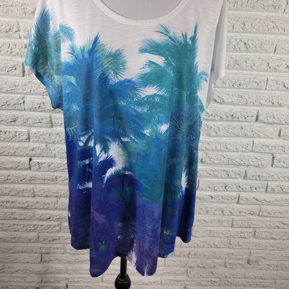 Sun Bay 1X Plus Blue Floral Palm Tree Tee Shirt Short Sleeve Round Neck FLO291E