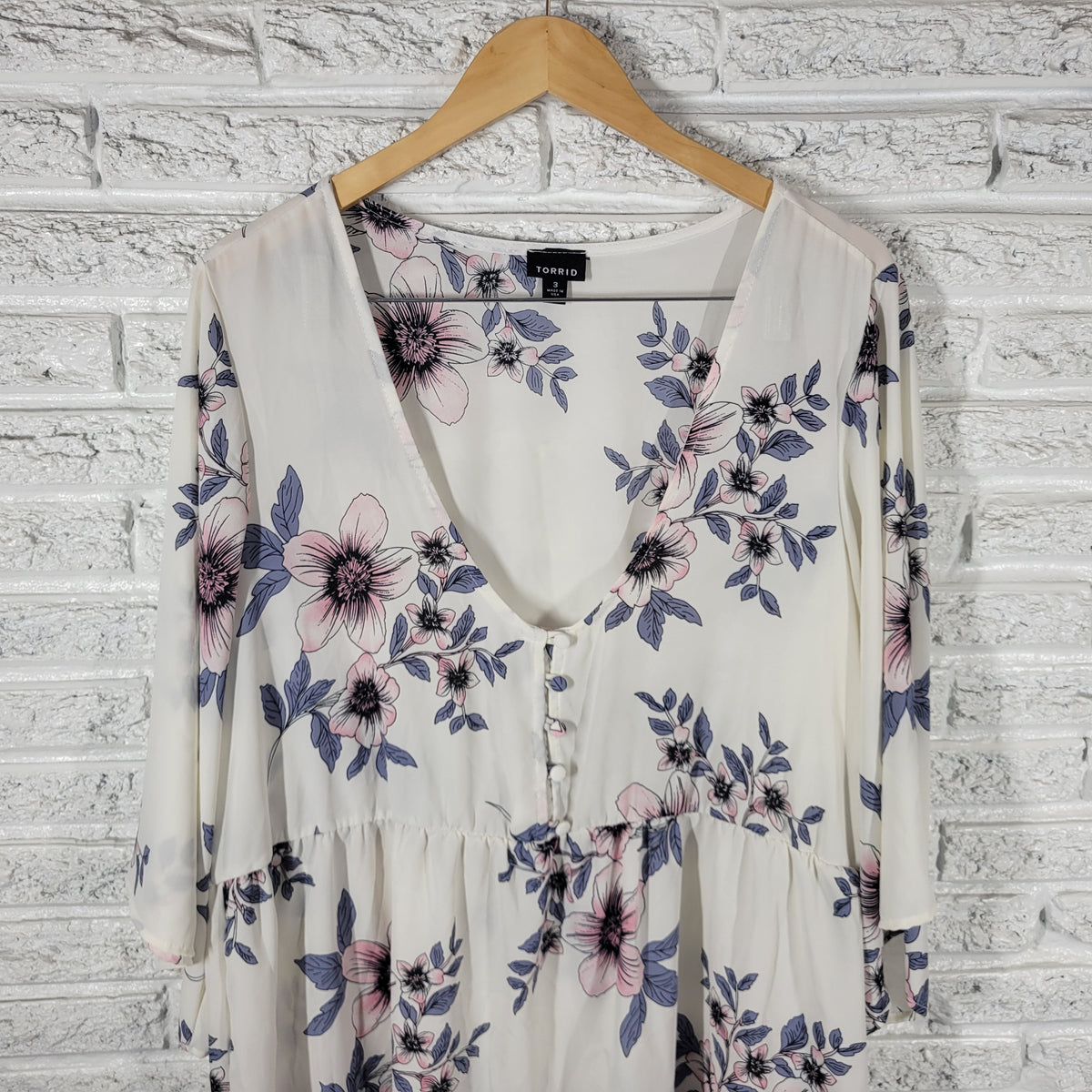Torrid Top 3X Plus Size Gray Pink Floral Button Up V Neck 3/4 Sleeve FLO283E
