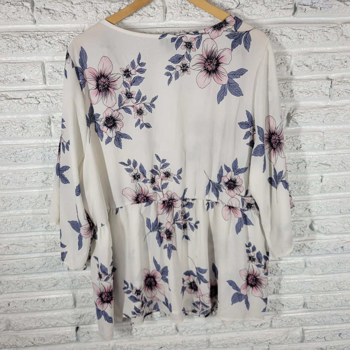 Torrid Top 3X Plus Size Gray Pink Floral Button Up V Neck 3/4 Sleeve FLO283E