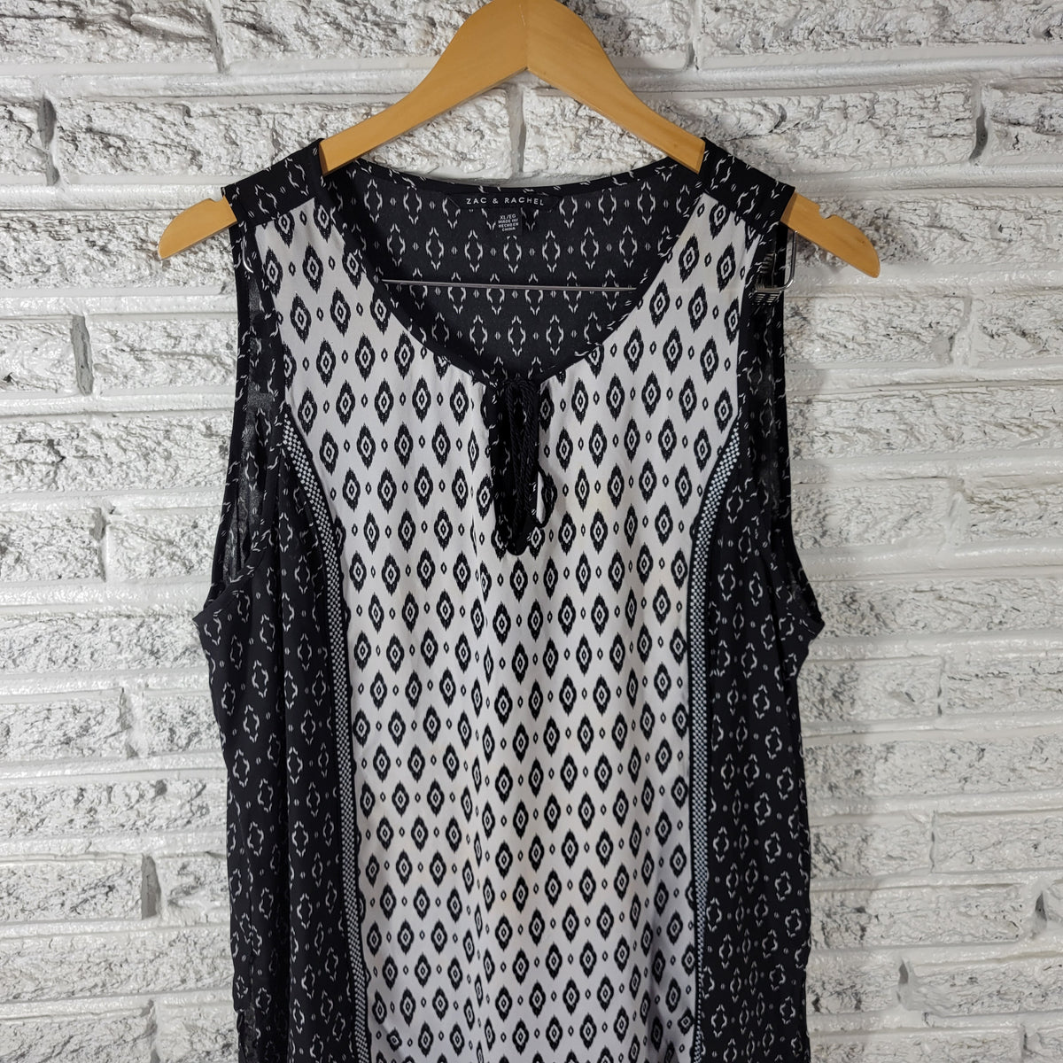 Zac & Rachel XL Black Sleeveless Blouse Round Neck Keyhole Pullover Geometric GEO206E