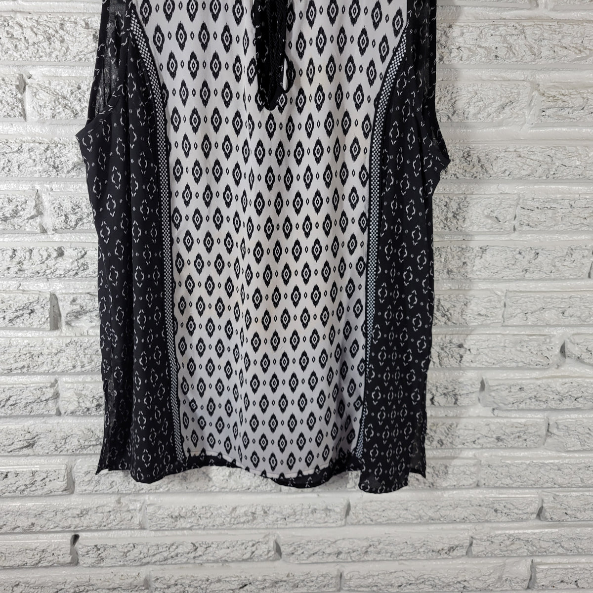 Zac & Rachel XL Black Sleeveless Blouse Round Neck Keyhole Pullover Geometric GEO206E
