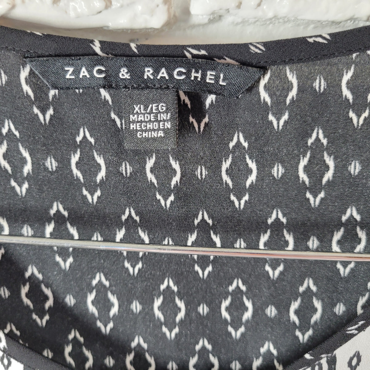 Zac & Rachel XL Black Sleeveless Blouse Round Neck Keyhole Pullover Geometric GEO206E