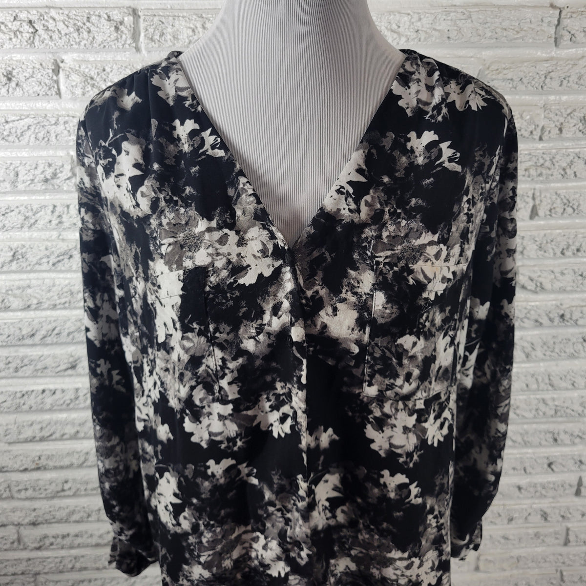 Apt 9 Womens Top XL Black White Watercolor V-Neck Roll Tab Long Sleeve Blouse WAT2XE