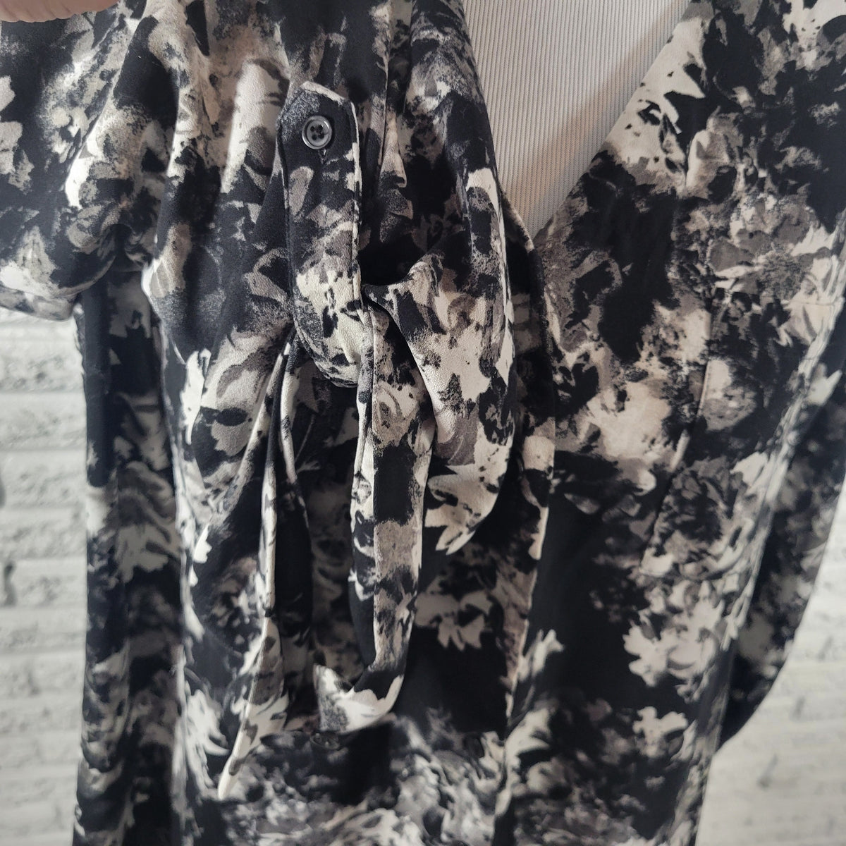 Apt 9 Womens Top XL Black White Watercolor V-Neck Roll Tab Long Sleeve Blouse WAT2XE